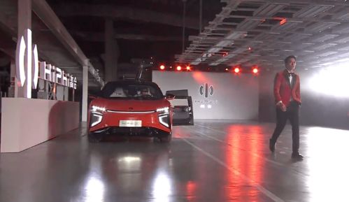 跨界營銷新典范 高合汽車聯動Scabal工廠走秀，重構汽車銷售體驗